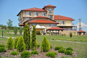 Фотографии Отели типа «постель и завтрак» Chateau-Hotel Trendafiloff г. Chirpan (Болгария) №1 Фото Отели типа «постель и завтрак» Chateau-Hotel Trendafiloff г. Chirpan 1